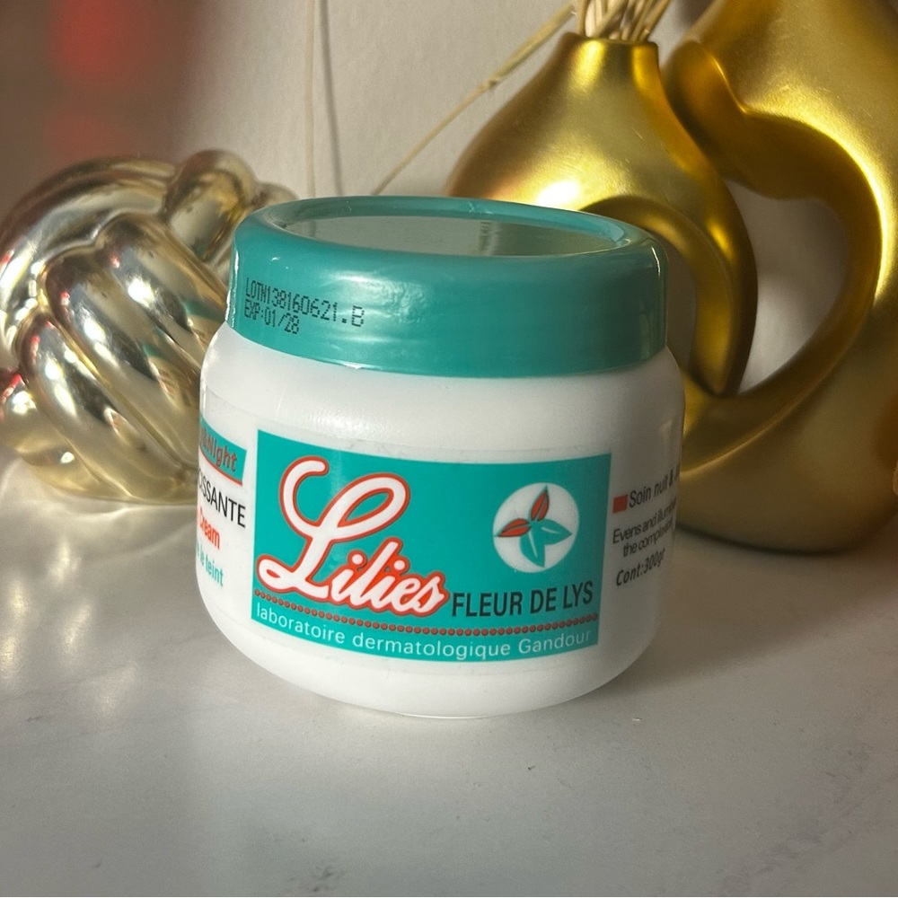 Acne & Blemish Cream - Fleur De Lys Moisturizer Night and Day using